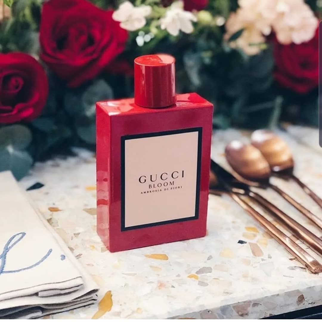 عطر بلوم آمبروزیا دی فیوری گوچی، رنگ قرمز، جنس شیشه، بطری مستطیلی
