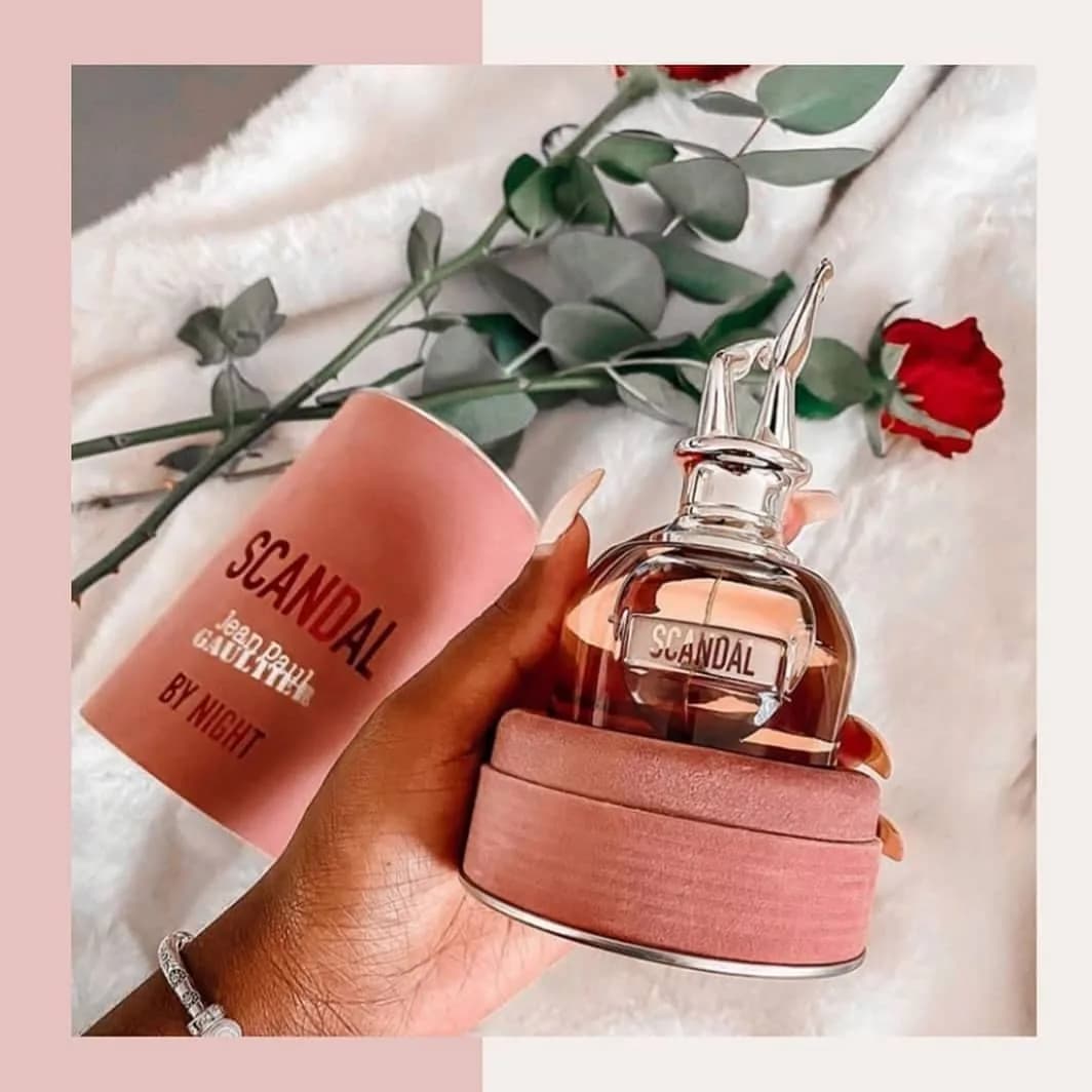 عطر اسکندل ژان پل گوتیه، رنگ صورتی و طلایی، جنس شیشه و فلز، بطری با درب مجسمه
