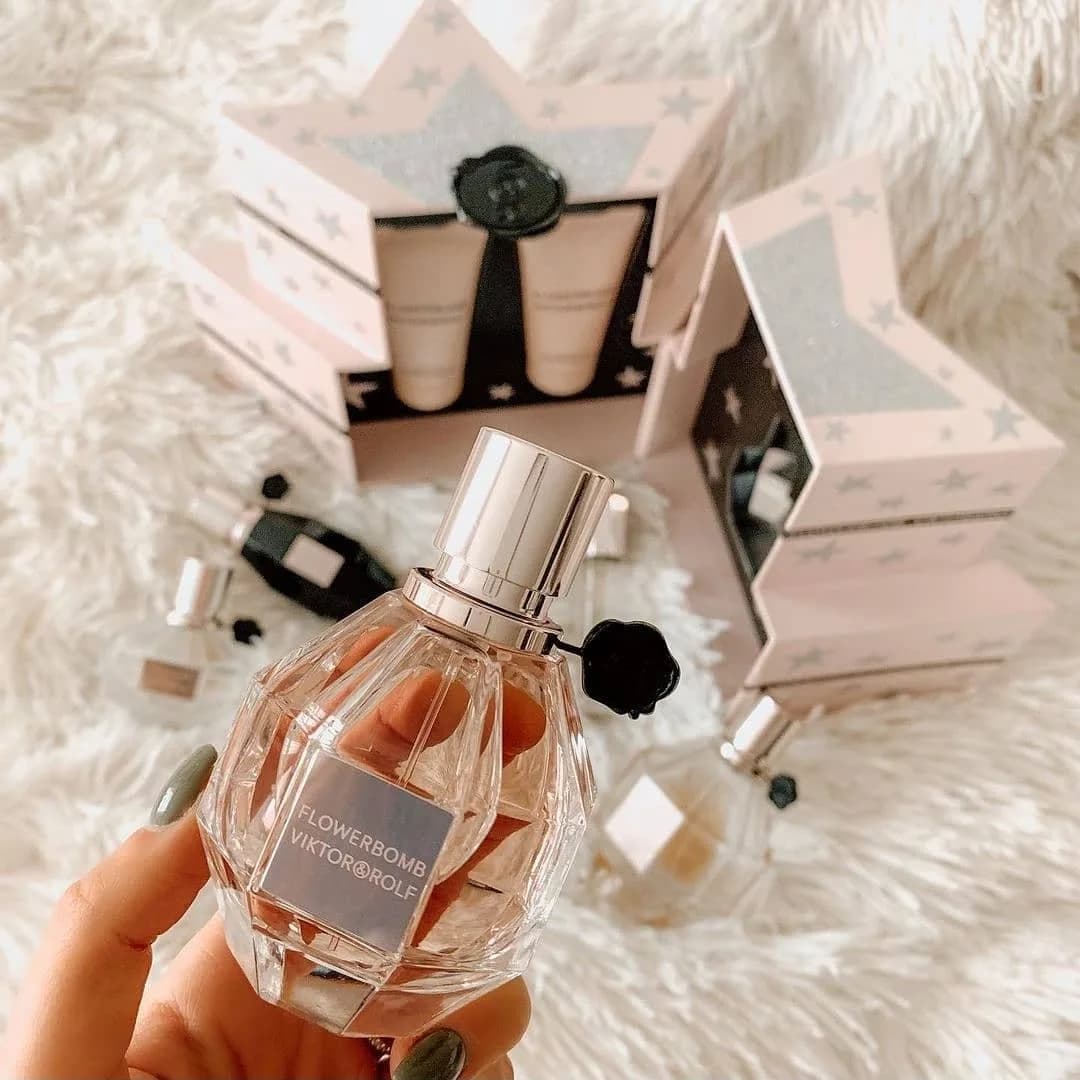 عطر فلاور بمب ویکتور اند رلف، رنگ شفاف و صورتی، جنس شیشه و فلز، بطری چندوجهی