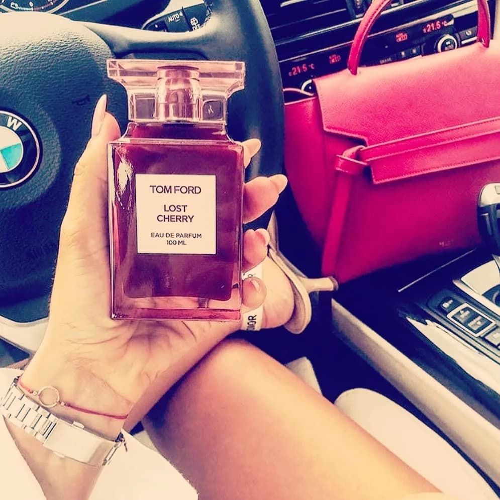 عطر لاست چری تام فورد، رنگ قرمز تیره، جنس شیشه، بطری مستطیلی