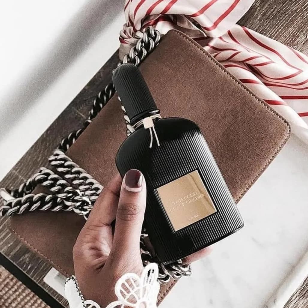 عطر بلک ارکید تام فورد، رنگ مشکی و طلایی، جنس شیشه، بطری مستطیلی