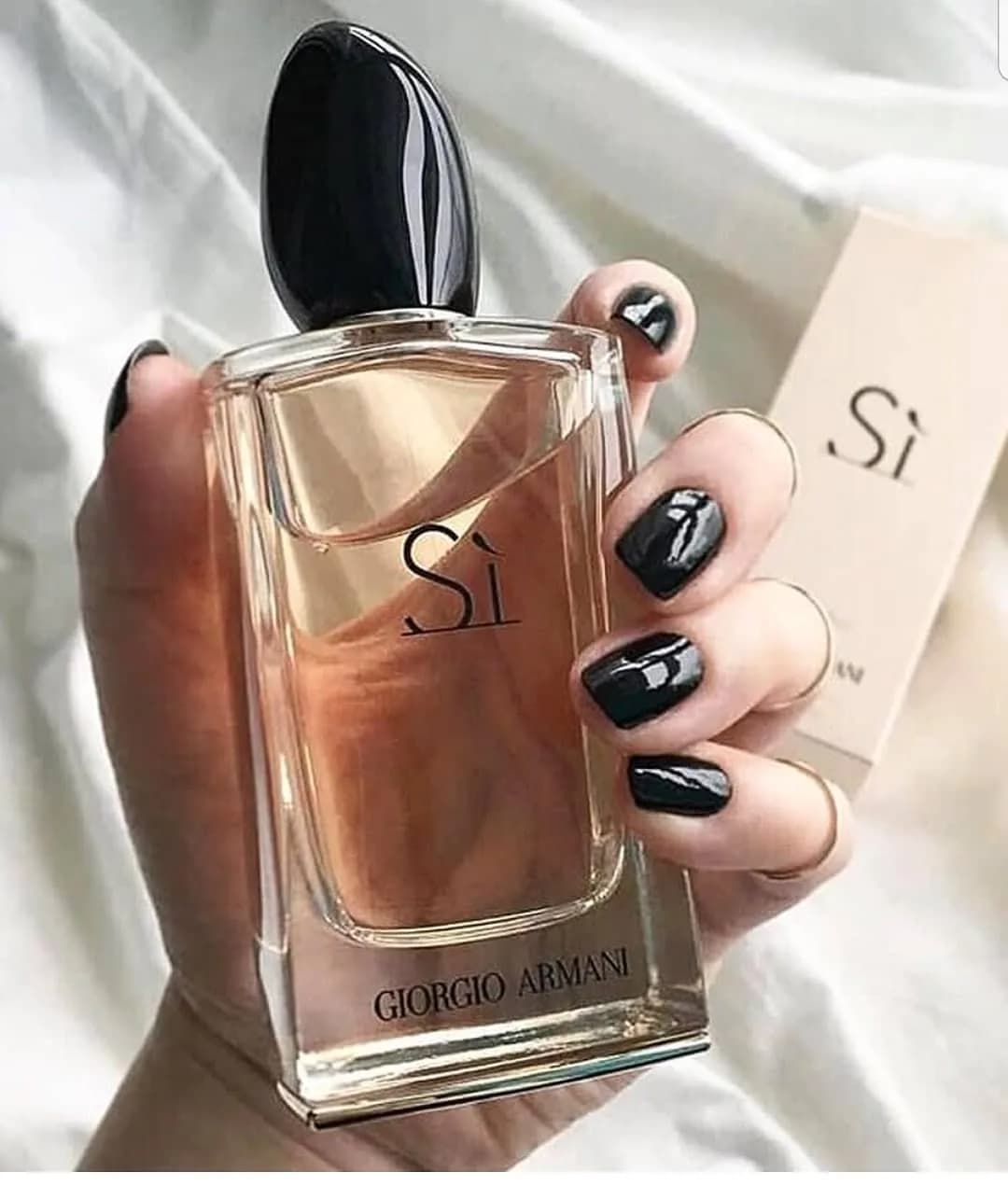 عطر سی زنانه جورجیو آرمانی، رنگ صورتی و مشکی، جنس شیشه، بطری مستطیلی