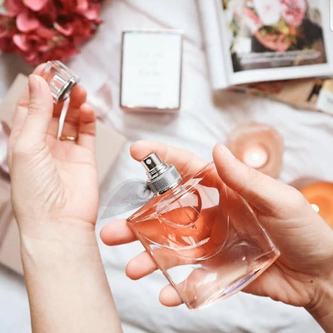 عطر لاویه است بله لانکوم، رنگ صورتی کمرنگ و شفاف، جنس شیشه، بطری مربعی