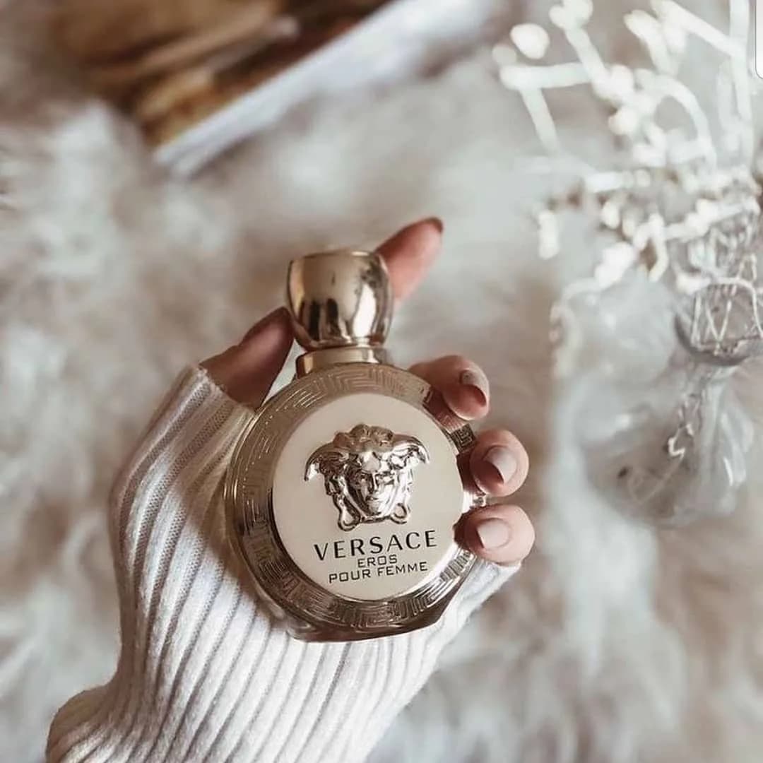 عطر اروس زنانه ورساچه، رنگ طلایی، جنس شیشه و فلز، بطری گرد