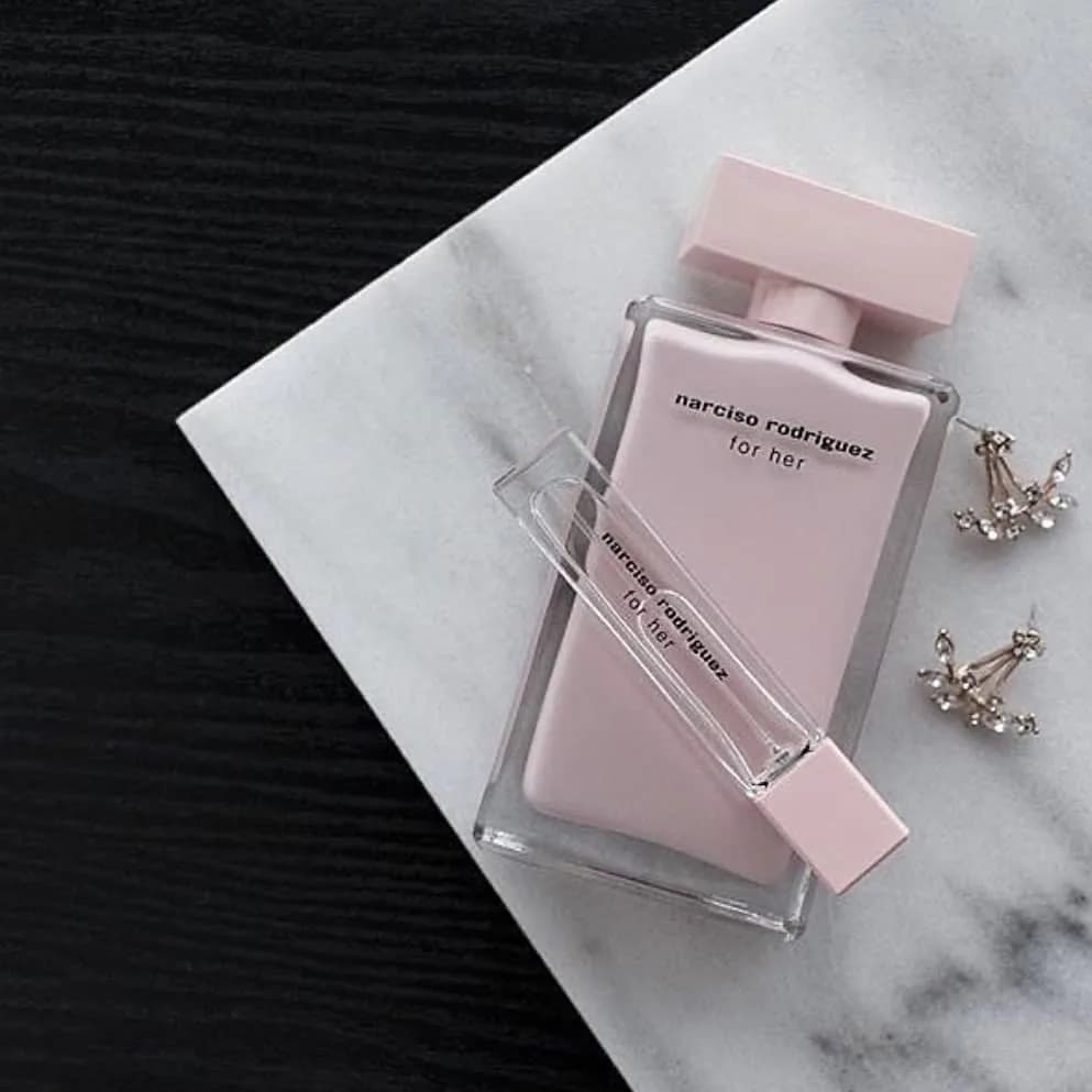 عطر فور هر نارسیسو رودریگز، رنگ صورتی و شفاف، جنس شیشه و پلاستیک، بطری کتابی مستطیل