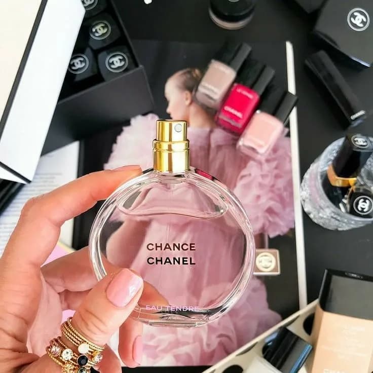 عطر چنس او تندر شنل، رنگ شفاف و طلایی، جنس شیشه و فلز، بطری گرد پمپی