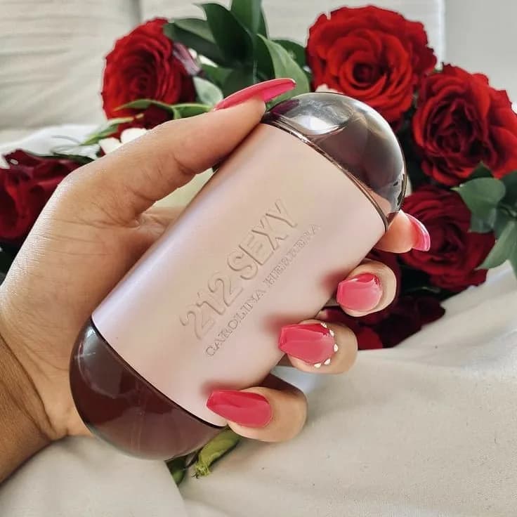 عطر ۲۱۲ سکسی زنانه کارولینا هررا، رنگ صورتی و طلایی، جنس شیشه و فلز، بطری استوانه‌ای