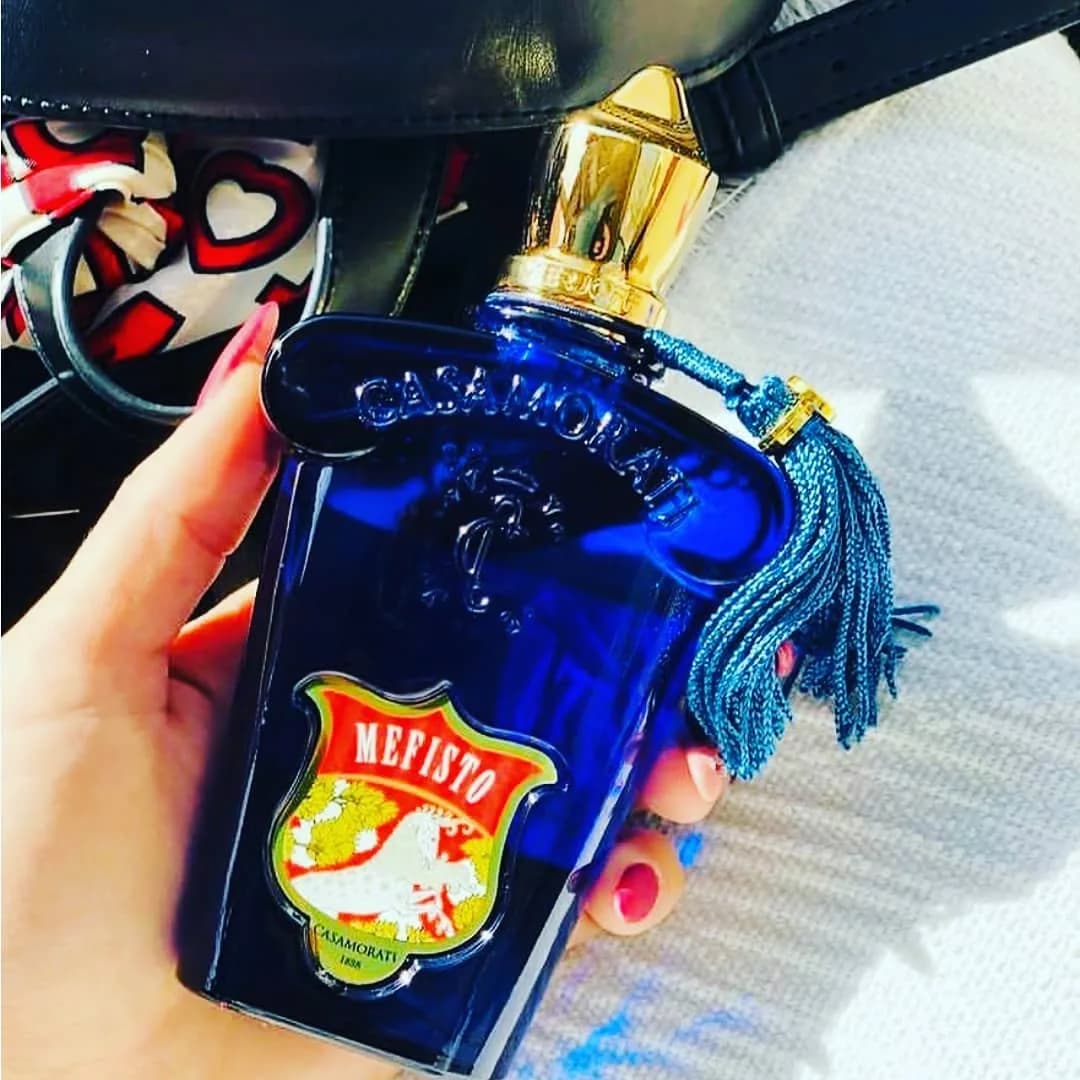 عطر مفیستو مردانه کازاموراتی، رنگ آبی و طلایی، جنس شیشه و فلز، بطری مستطیلی