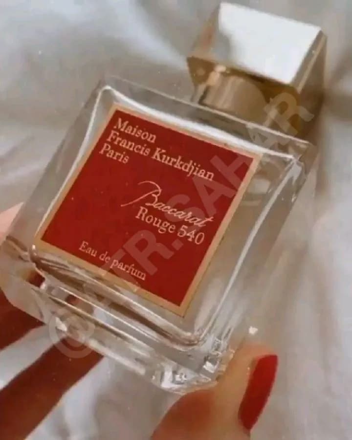 عطر باکارات رژ ۵۴۰ کرکجان، رنگ شفاف و قرمز، جنس شیشه، مستطیلی