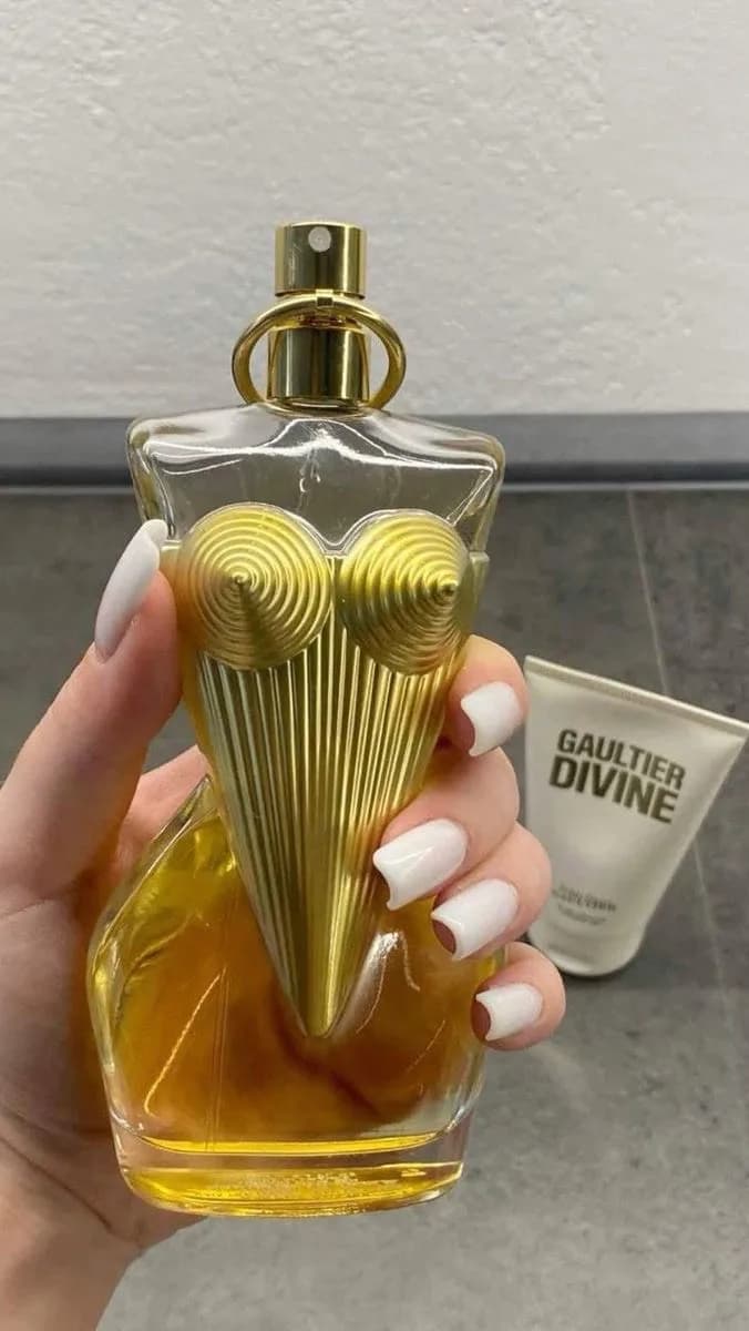 عطر دیواین ژان پل گوتیه، رنگ شفاف، طلایی و سفید، جنس شیشه و فلز، بطری عطر