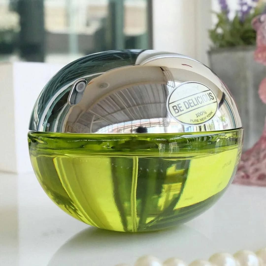 عطر بی دلیشس DKNY، رنگ سبز و نقره‌ای، جنس شیشه و پلاستیک، کروی، اسپری