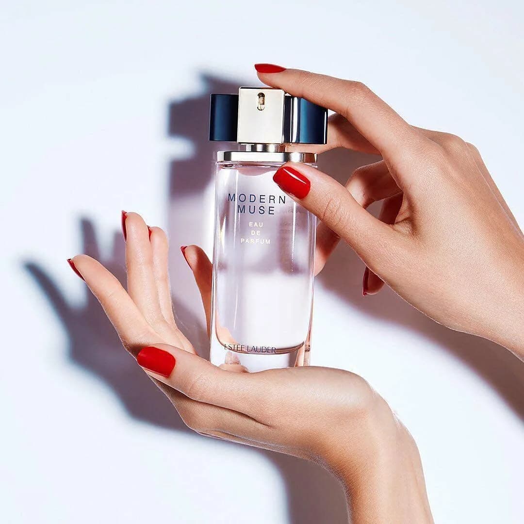 عطر مدرن میوز ۱۰۰ میلی‌لیتر استی لادر، رنگ شفاف و آبی، جنس شیشه، اسپری در بطری