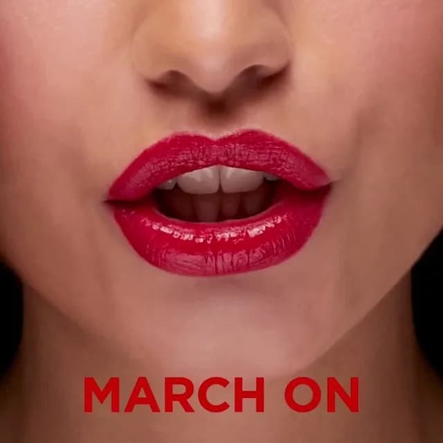 رژ لب رنگ Brick Elizabeth Arden، رنگ قرمز، مایع براق