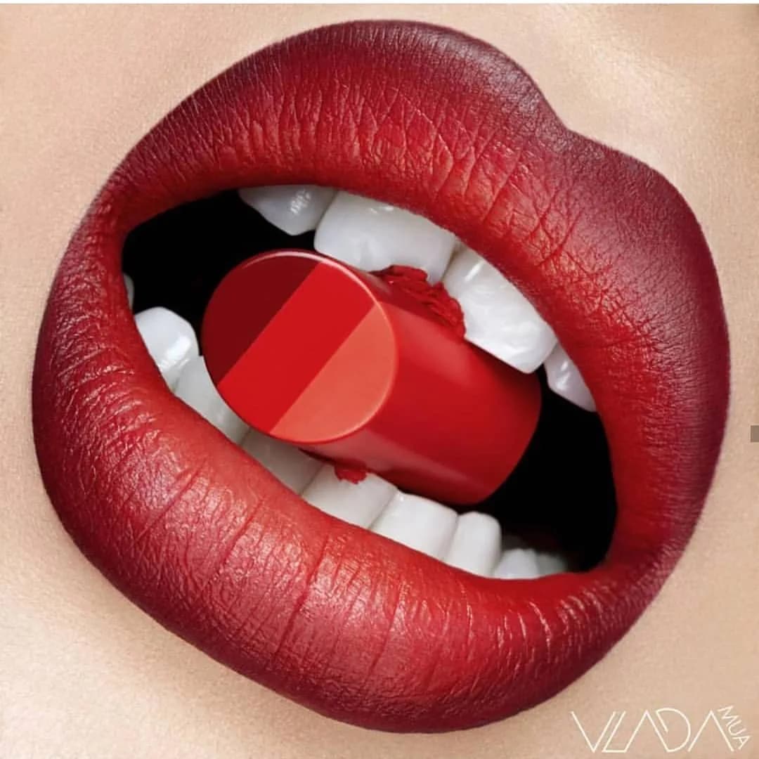 رژ لب Be Legendary Triple Tone اسمش باکس، رنگ قرمز، استوانهای