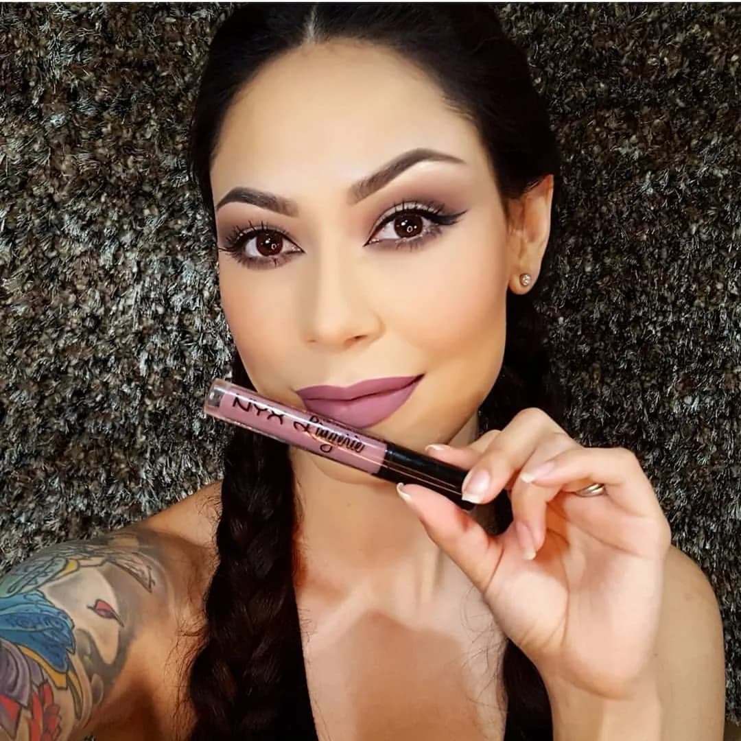 رژ لب Lingerie رنگ Embellishment NYX، رنگ بنفش مایل به صورتی، جنس پلاستیک، مایع، لولهای