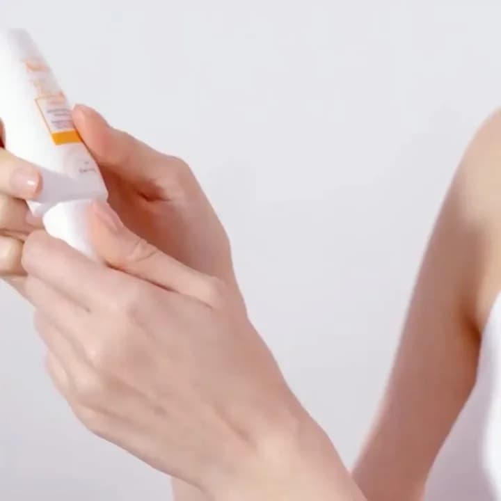 ضدآفتاب فلوئید مینرال بی‌رنگ SPF50 اون، رنگ سفید، جنس پلاستیک، طرح نوشته، تیوپی