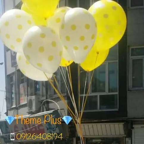 بادکنک لاتکس رنگی، رنگ زرد و سفید، طرح خال‌دار، گرد