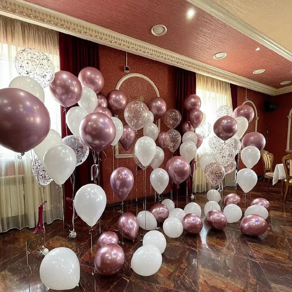 بادکنکآرایی تولد، رنگ زرشکی و سفید، جنس پلاستیک، گرد