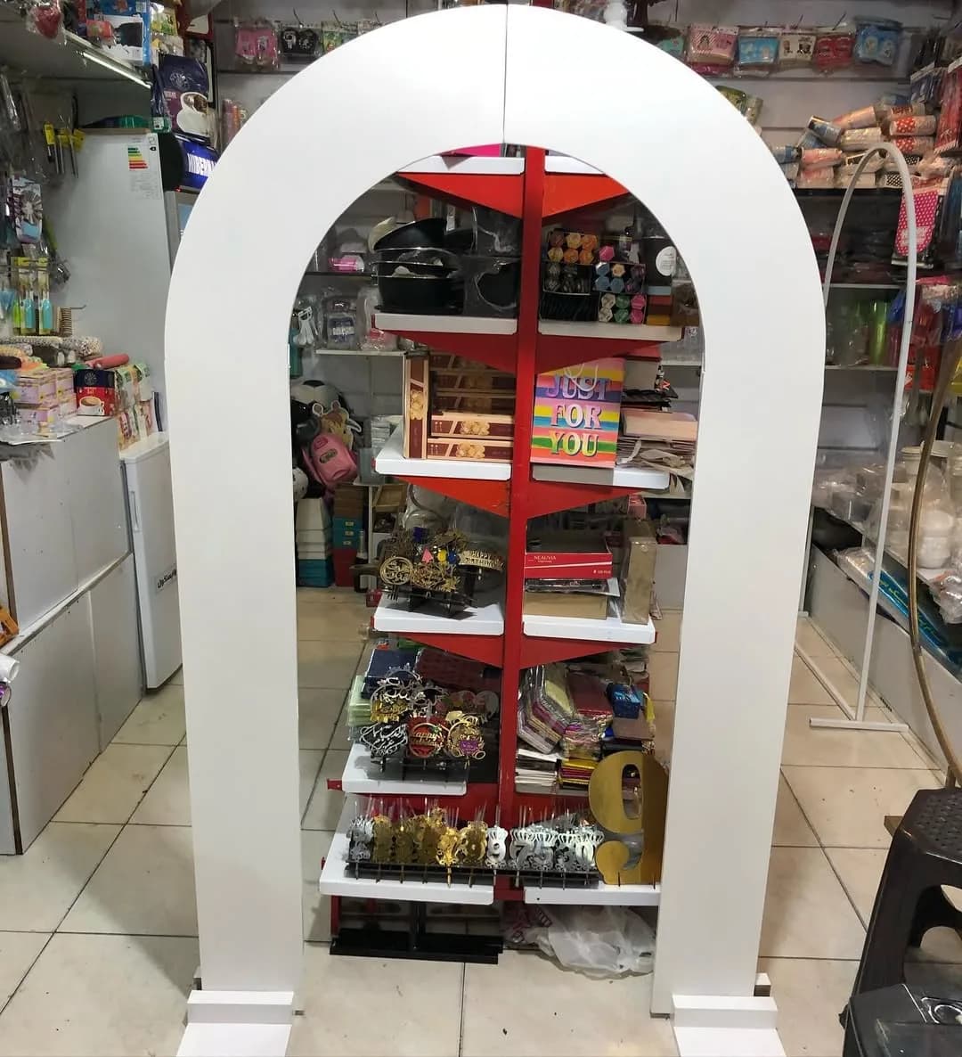 بکگراند بادکنک و گل‌آرایی اجاره‌ای