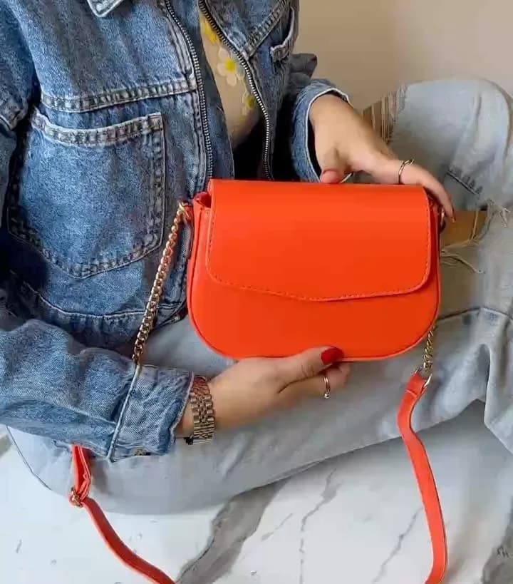 کیف پاسپورتی زنانه، رنگ کرم، جنس چرم، هلالی کوچک دوشی