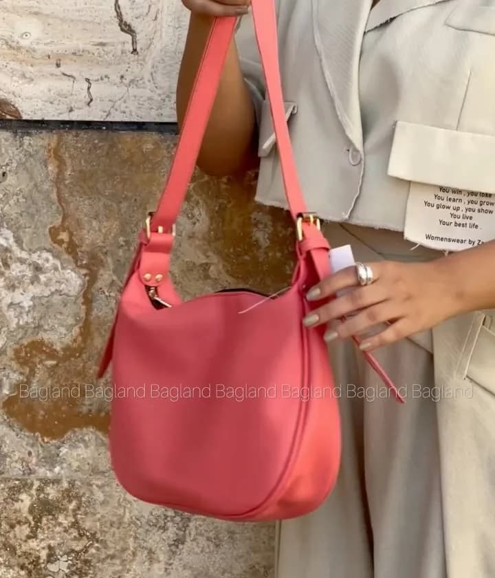کیف دوشی دانشجویی کمند، رنگ صورتی، سفید، سبز و کرم، جنس چرم، هلالی، بند قابل تنظیم
