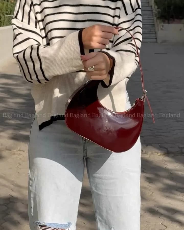 کیف دوشی، رنگ قرمز تیره، جنس چرم ورنی، هلالی، کوتاه، دستی