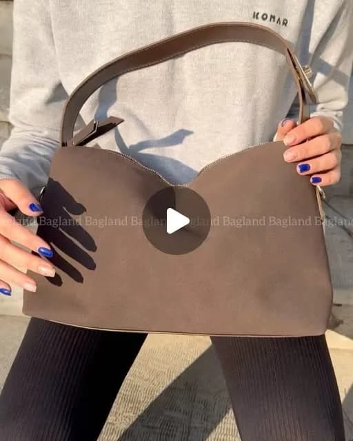 کیف دوشی زنانه، رنگ قهوهای، مشکی، کرم و سرمهای، جنس چرم، مستطیلی