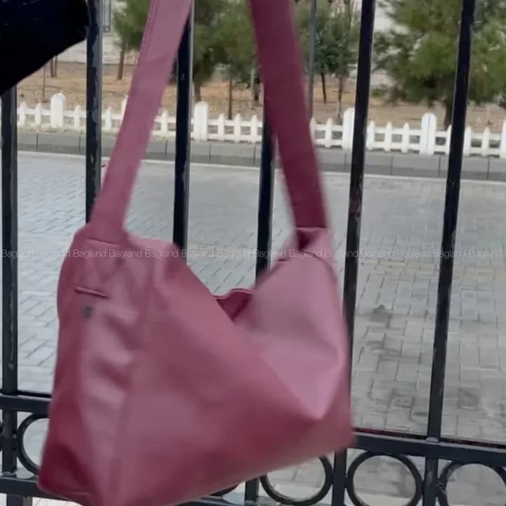 کیف دوشی، رنگ بنفش، کرم، سفید، قهوهای و مشکی، جنس چرم، کیف دوشی بزرگ، مستطیلی، بند بلند