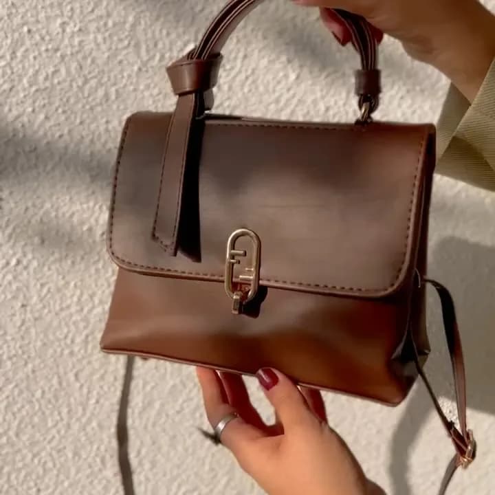 کیف دستی آدام، رنگ آبی روشن و مشکی، جنس چرم، کوچک