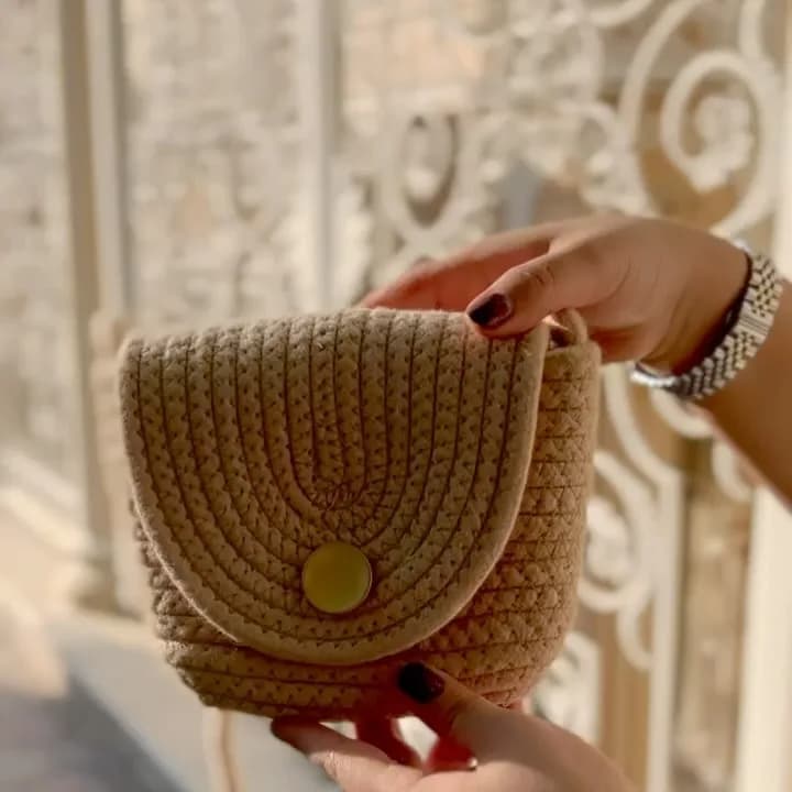 کیف دوشی قیطونی کنفی، رنگ کرم، جنس بافتنی، دوشی کوچک هلالی