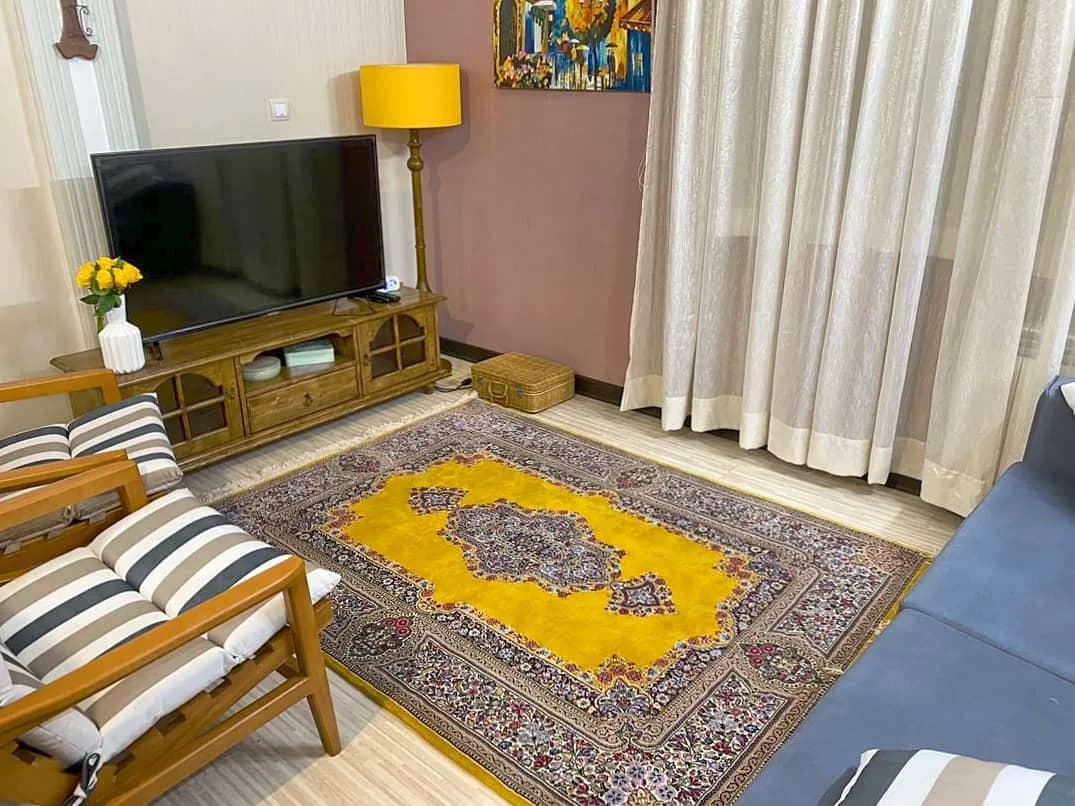 فرش دستباف، رنگ زرد، سرمه‌ای و قرمز، طرح هندسی، مستطیلی