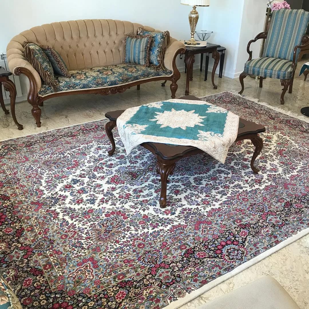 فرش دستباف کرمان، رنگ قرمز و آبی، طرح گلدار، مستطیلی