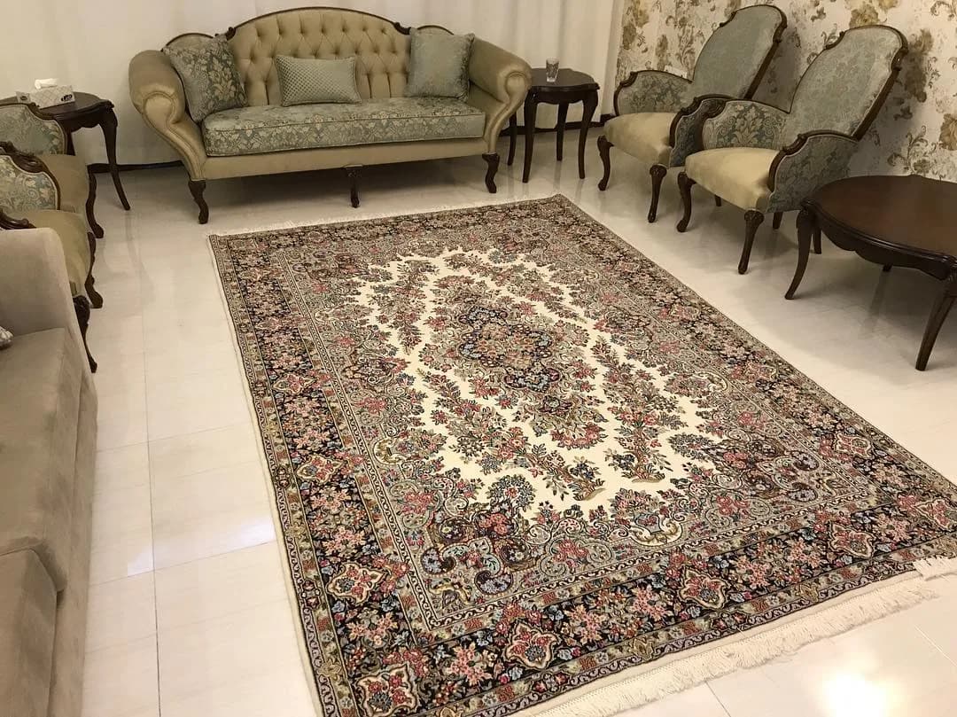 فرش دستباف کرمان، رنگ قهوه‌ای و قرمز، جنس نخ و پشم، طرح گلدار، مستطیلی