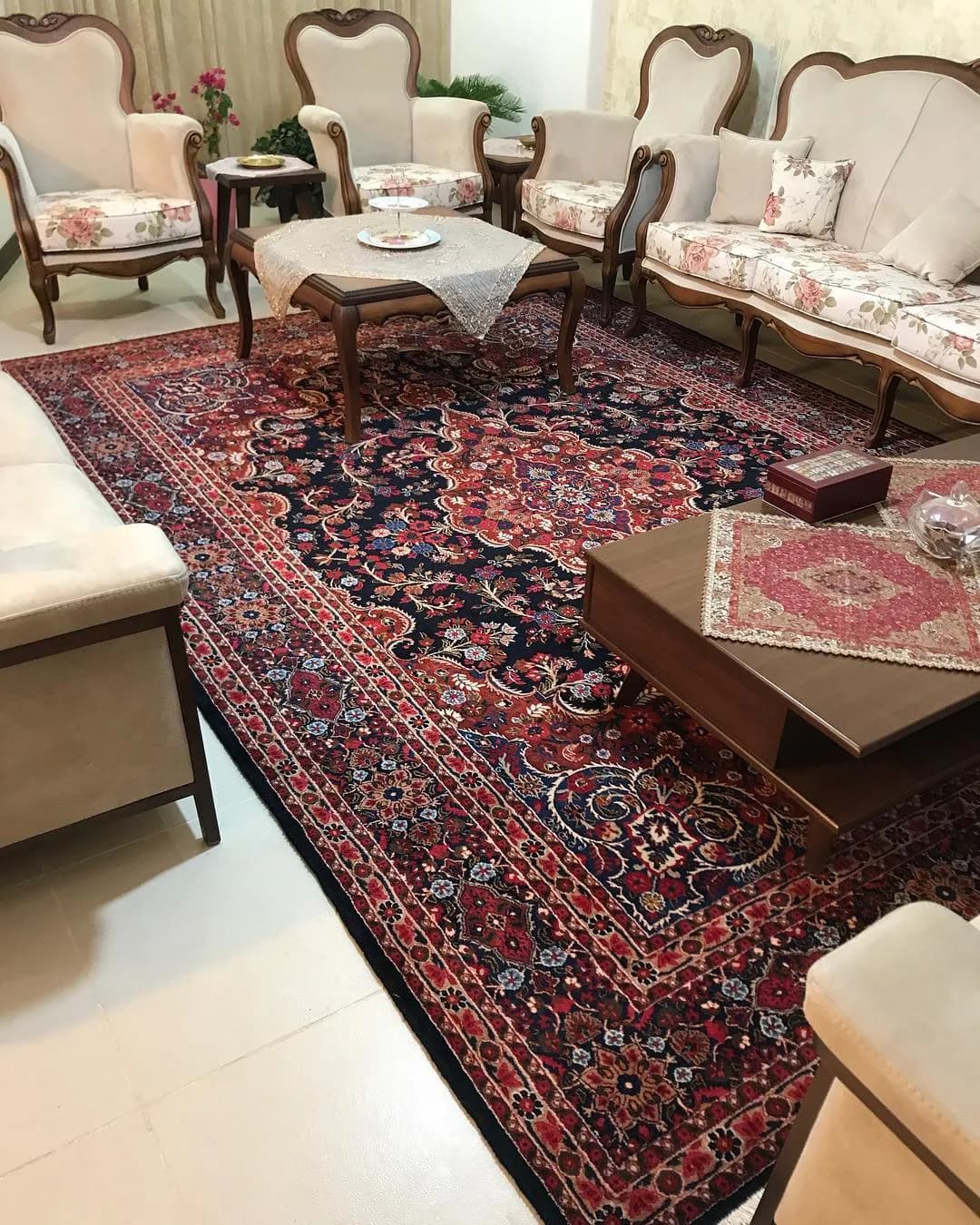 فرش دستباف، رنگ قرمز، مشکی و کرم، جنس نخ و پشم، طرح گلدار، مستطیلی