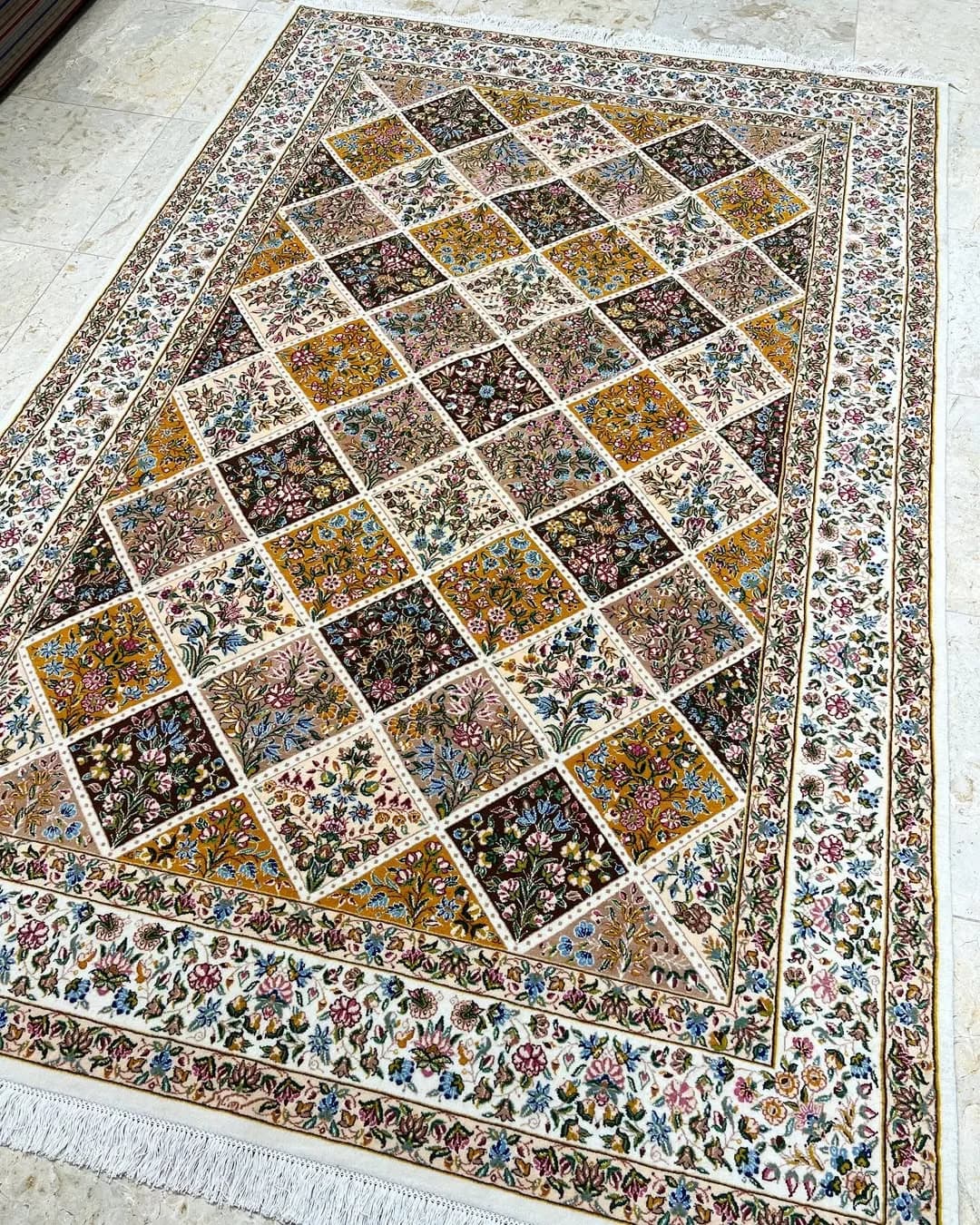 فرش شش متری کرم خشتی کرمان، رنگ زرد و قهوهای، طرح هندسی، مستطیلی
