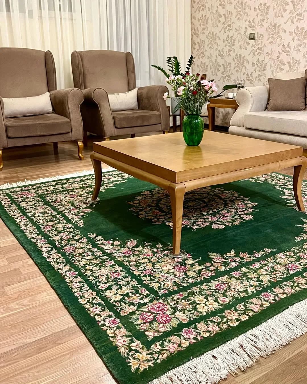 فرش دستباف، رنگ سبز، قرمز و کرم، طرح گلدار، مستطیلی