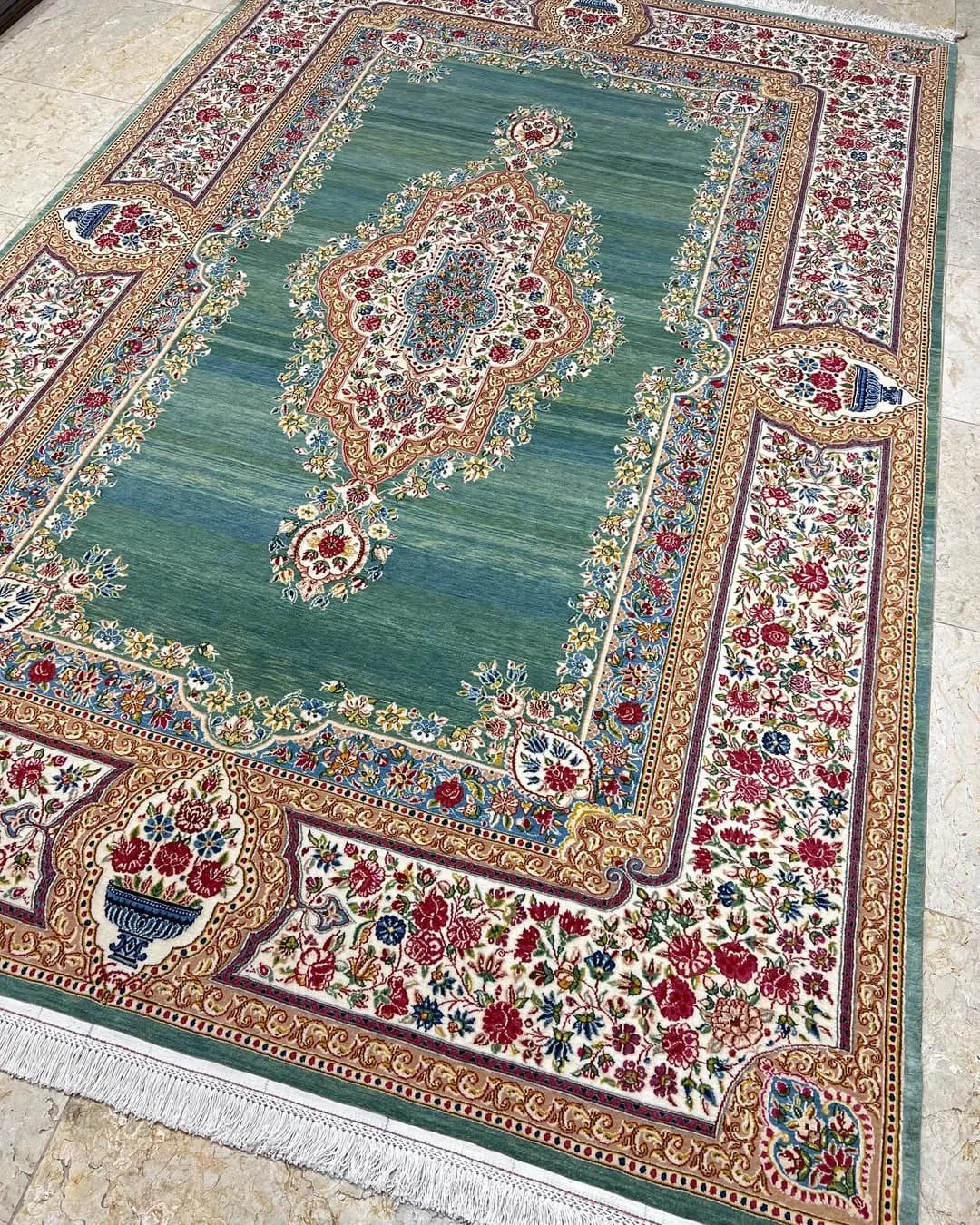 فرش نه متری حاشیه گلباران، رنگ سبز، کرم و قرمز، جنس پشم، طرح گلدار، مستطیل بزرگ