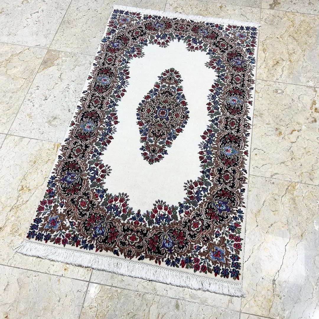 قالیچه ذرع و نیم خوشه انگوری کرمان، رنگ قرمز و سرمهای، جنس پشم، طرح گلدار، مستطیل کوچک