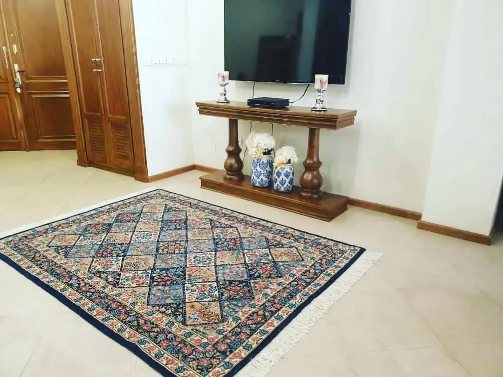فرش دستباف، رنگ آبی، قرمز و کرم، طرح گلدار، مستطیلی