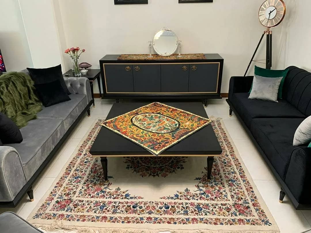 فرش دستباف، رنگ کرم، قرمز و آبی، طرح گلدار، مستطیلی