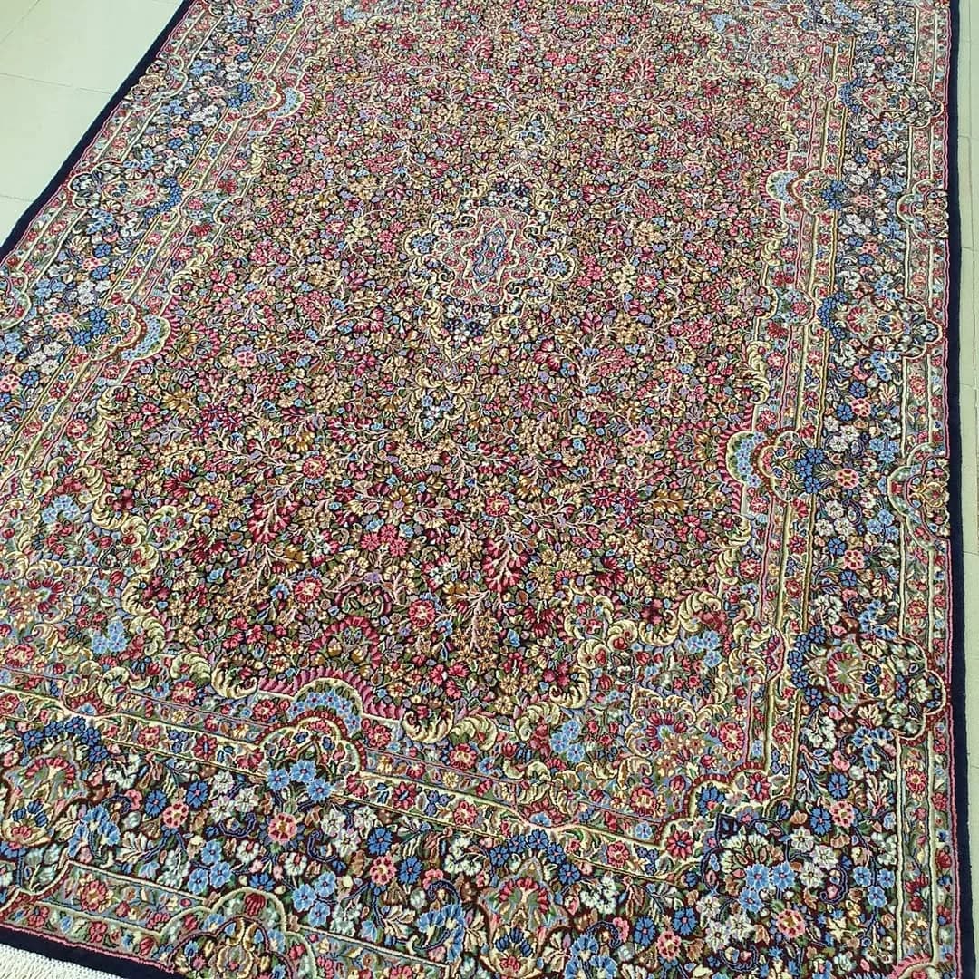 فرش شش متری سرمه‌ای سرام گل‌ریز کرمان، رنگ قرمز و آبی، طرح گلدار، مستطیلی، لچک و ترنج