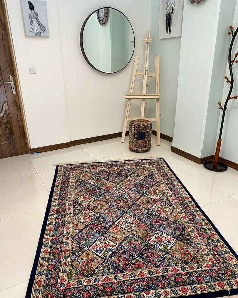 فرش دستباف کرمان، رنگ چندرنگ و سرمه‌ای، طرح هندسی، مستطیل شکل
