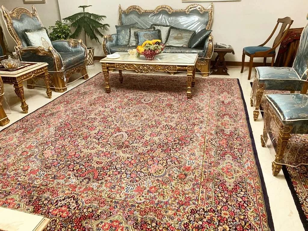 فرش دستباف کرمان، رنگ قرمز و سرمه‌ای، طرح گلدار، مستطیل شکل