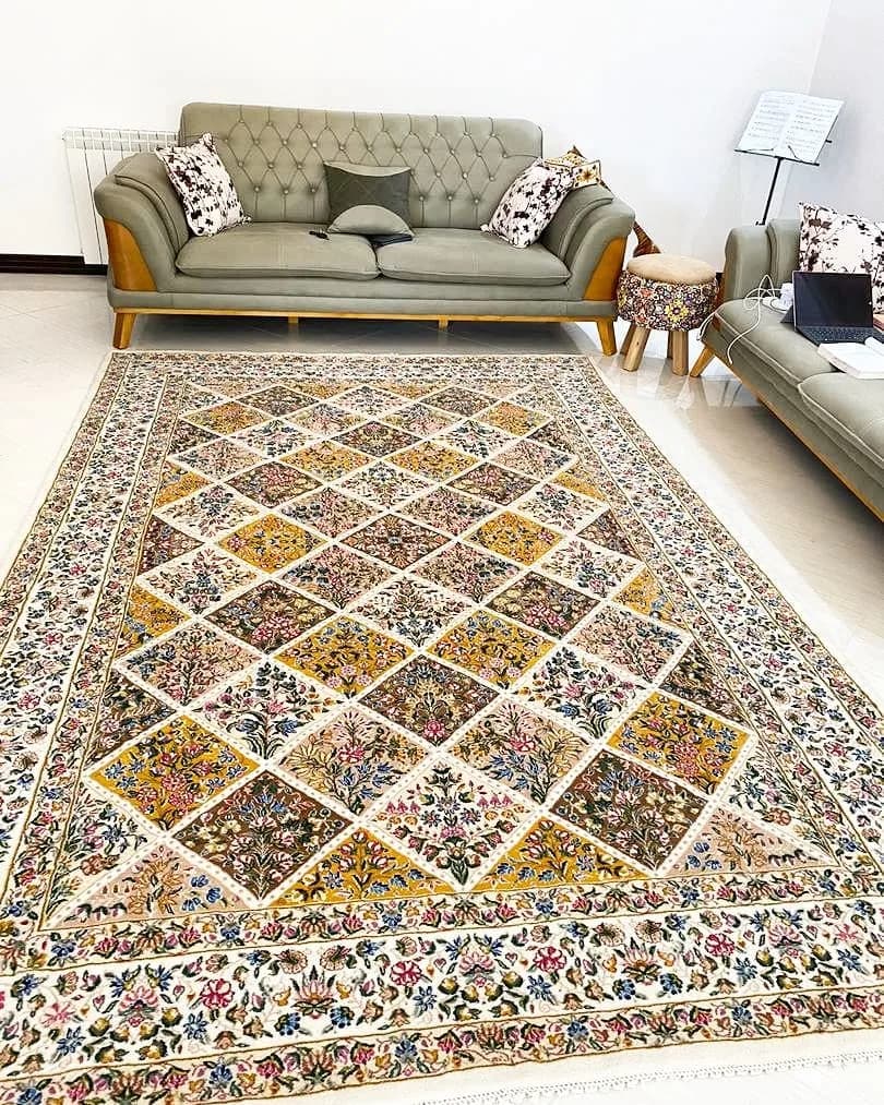 فرش دستباف کرمان، رنگ زرد و قهوه‌ای، طرح هندسی، مستطیلی
