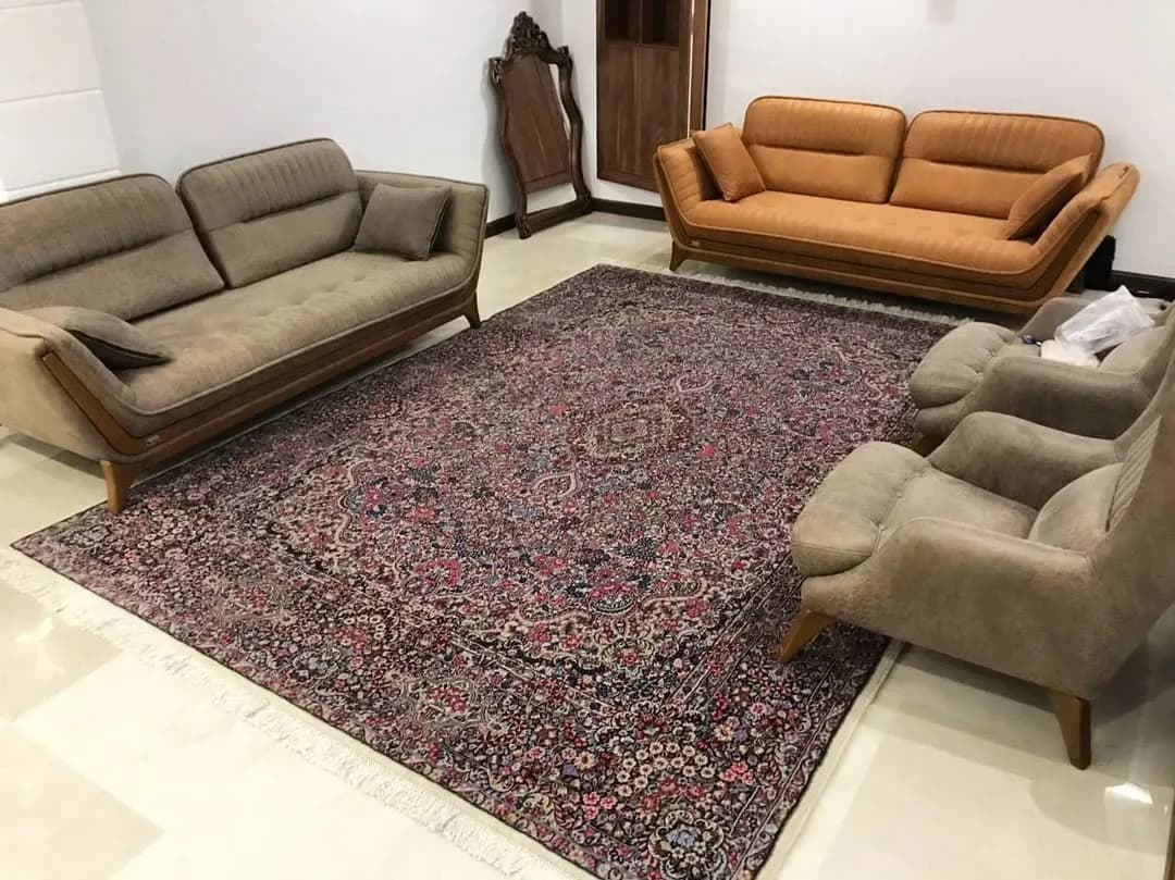 فرش دستباف کرمان، رنگ قرمز و سرمه‌ای، طرح گلدار، مستطیلی