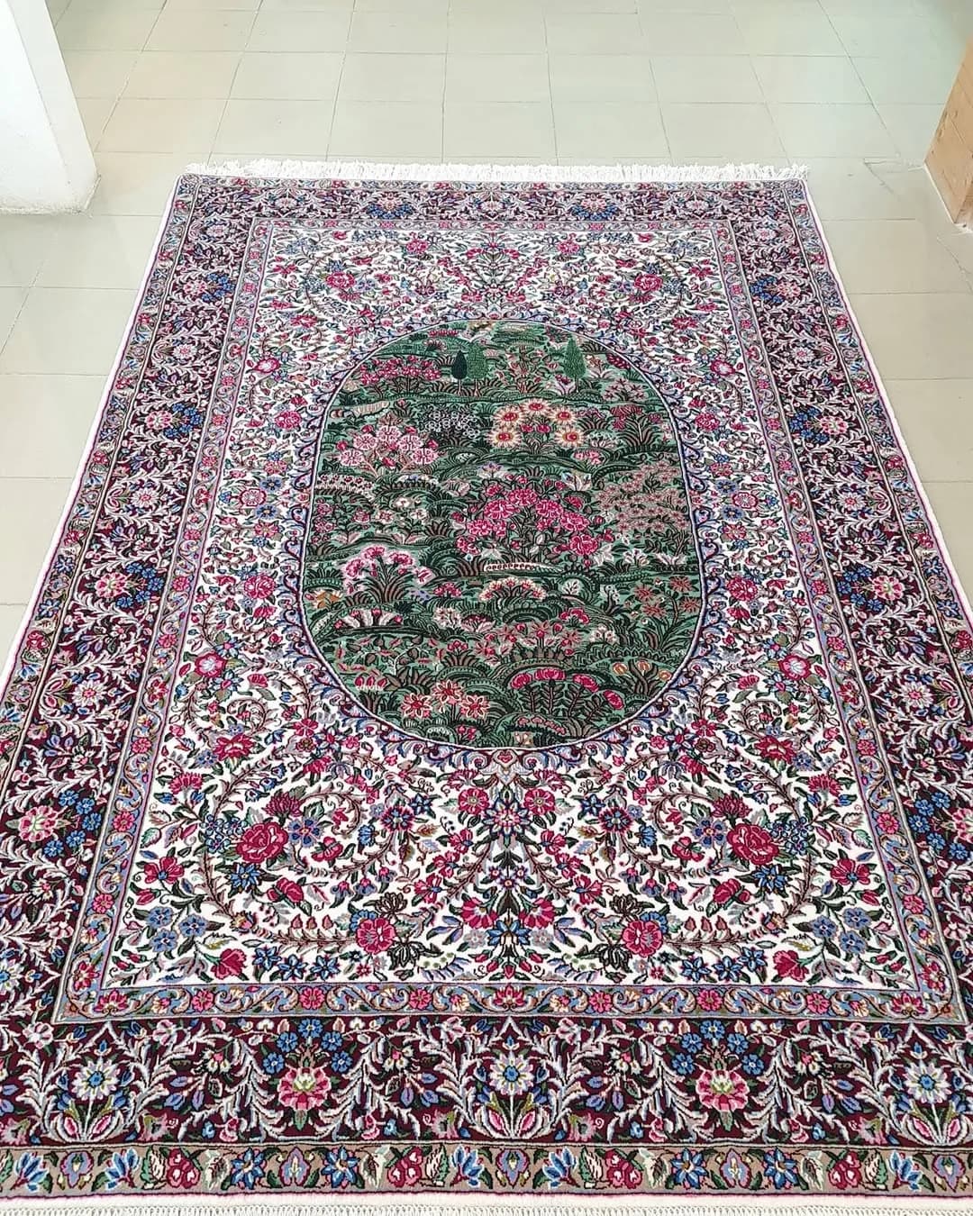 فرش شش متری سبزیکار کرمان، رنگ سفید و سرخابی، جنس نخ و پشم، طرح گلدار، مستطیلی، طرح قابقابی