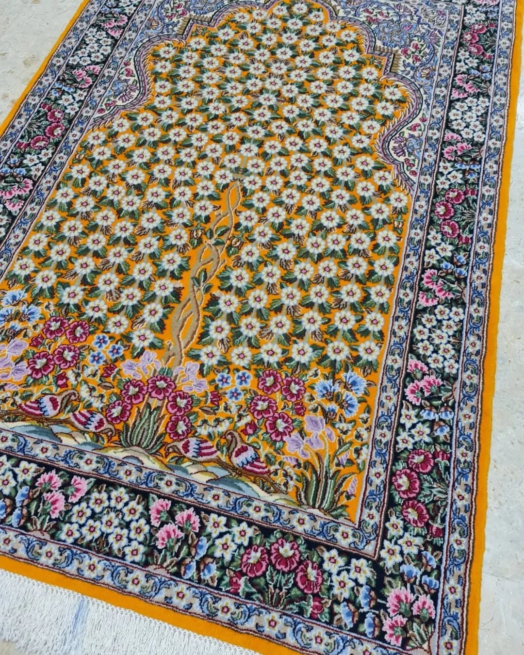 قالیچه ۱.۲ در ۱.۸ طلایی نسترن کرمان
