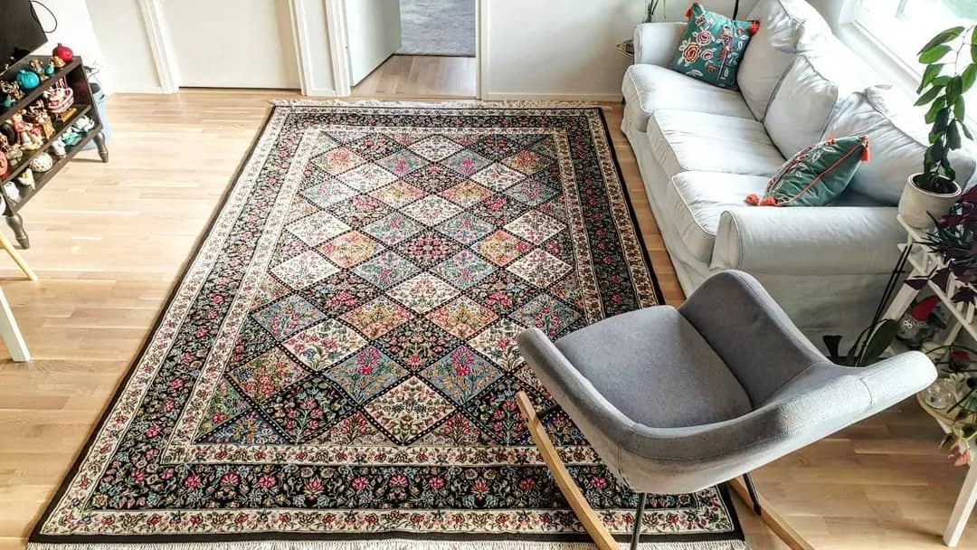 فرش دستباف کرمان، رنگ خاکستری، سفید و چندرنگ، جنس نخ، طرح هندسی، فرش ماشینی مستطیل