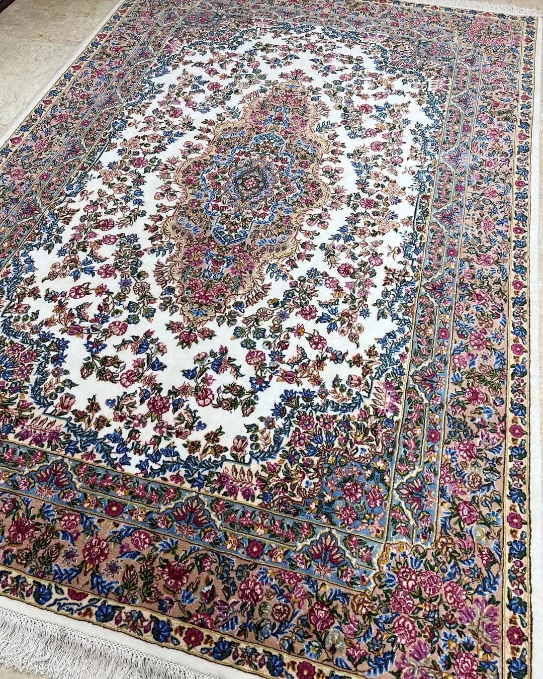 فرش ۶ متری کرم نقشه رزیتا کرمان، رنگ سفید، صورتی و آبی، طرح گلدار، مستطیل‌شکل