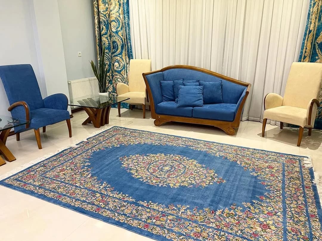 فرش دستباف کرمان، رنگ آبی و قهوه‌ای، جنس نخ، طرح گلدار، مستطیل، کلاسیک